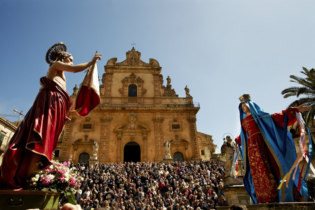 People gathered on steps of San Pietro for Madonna Vasa Vasa celebration on Easter Sunday.