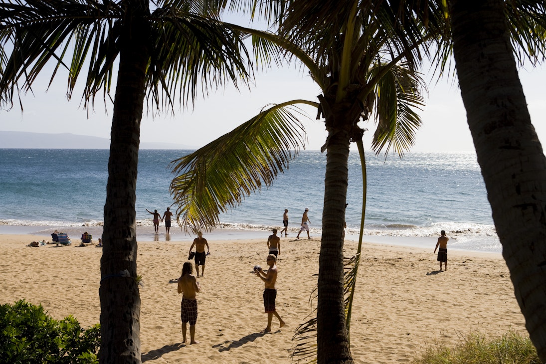26462-165
Hawaii, Kihei, Maui, North America, United States
Playing catch on Charley Young Beach, Kihei, South West Maui.