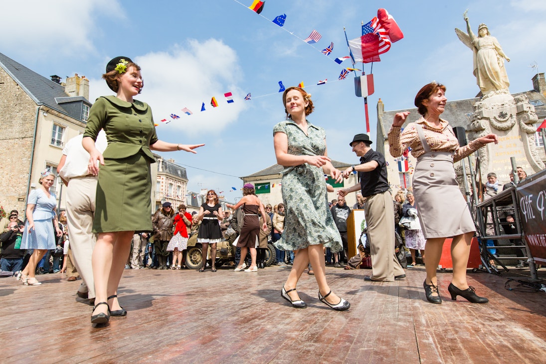 A Liberation ball in Carentan by the dancers of the “Flying cool cats” troupe.